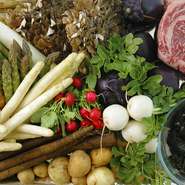 アスパラガス、甘長、ゆりね、ジャガイモなど、北海道は手を伸ばしたらすばらしい食材が手に入る宝庫。今では西洋野菜をつくっている農家さんも多く、珍しい野菜も自在に手に入ります。