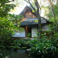 琵琶湖の疎水をひいた池の流れる庭園に、大小の庵が点在。この風情ある建物群こそ客室であり、創業時から残る「くずや」、明治に移築、建造した「探泉亭」「新席」、「広間」など5部屋から構成されています。