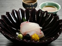 趣きの異なる2種類の調味料でいただく『向付～明石鯛へぎ造り～』