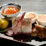 とろりした舌触り、出汁醤油の味が効いた『瓢亭玉子」は江戸時代からの名物。ほかに、カマスの焼き目寿司、鮎うるか焼き、栗と銀杏の酒蜜煮など