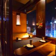 窓のついた完全個室のを席をご用意しています。
夜景を見ながらゆっくりとした時間をお過ごしくださいませ。