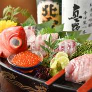 特選5種の船盛りはなんと1599円！メニュー名は五種盛りですが実際は…？当店自慢の赤字覚悟の逸品です♪新潟で採れた鮮魚の数々を是非御賞味下さいませ。また、他にも新潟産の牡蠣も絶品です。