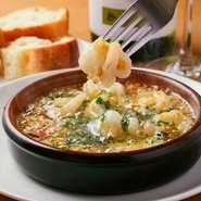 スペイン料理の定番『アヒージョ』。本場の味をシェフが再現しました。海老以外にも色々な食材をご用意。