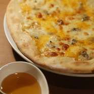 4種のチーズの贅沢ピザ