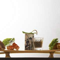 カウンターから望む板仕事。空間・料理は御接待、祝いの席に花咲かせます