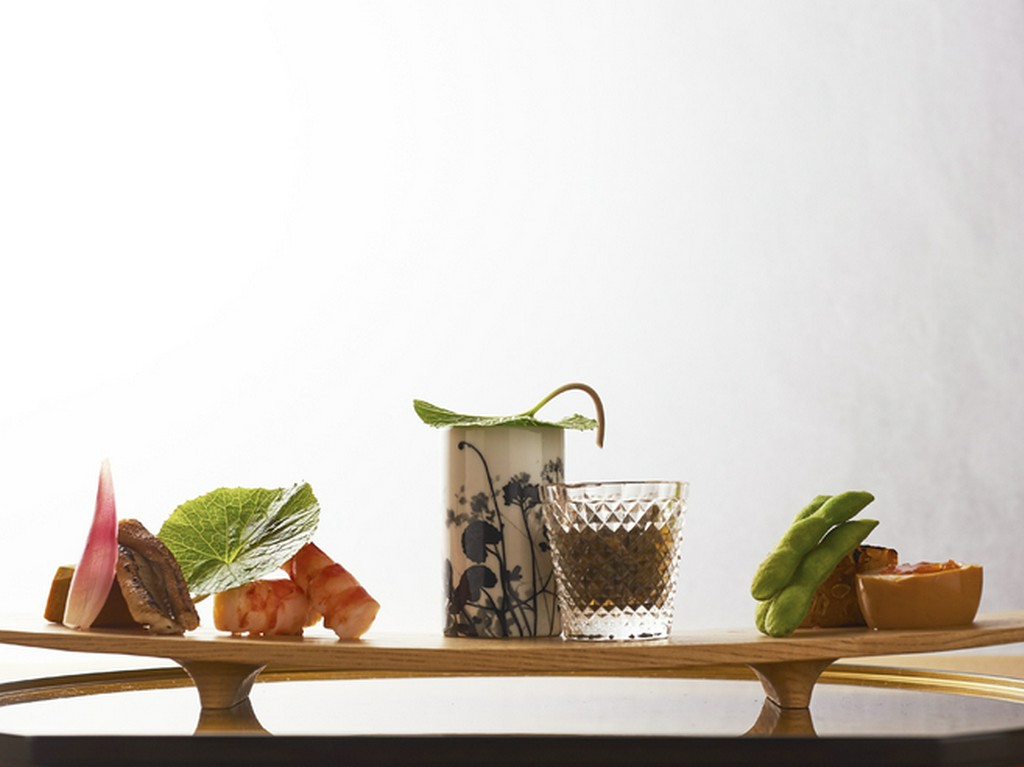 カウンターから望む板仕事。空間・料理は御接待、祝いの席に花咲かせます