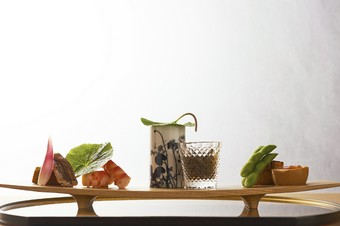 カウンターから望む板仕事。空間・料理は御接待、祝いの席に花咲かせます