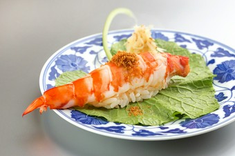 鮮魚をいただくお造りやお寿司など、繊細な和のお食事を贅沢に愉しむ。