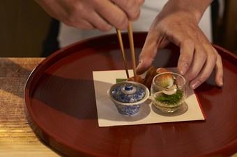 鮮魚をいただくお造りやお寿司など、繊細な和のお食事を贅沢に愉しむ。