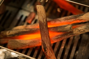 焼き上がりや香り、柔らかさが変わる「紀州産備長炭」を使用