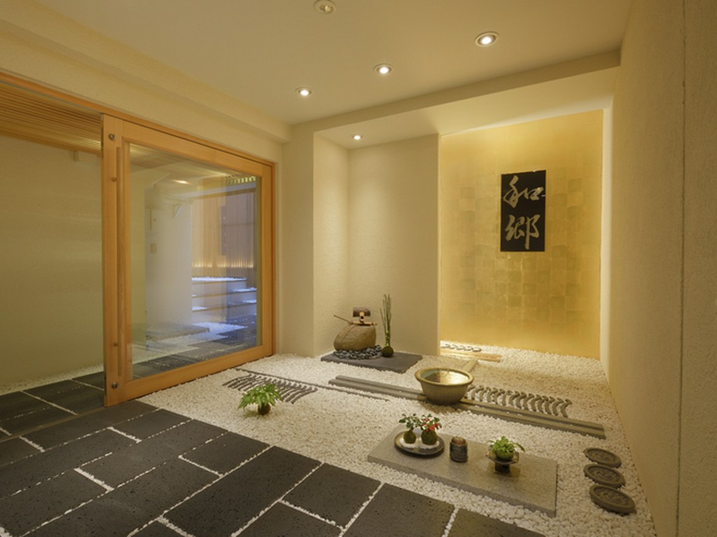 奥行きのあるエントランスから、非日常空間の誘いへ