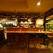 オープンな空間でついつい時間を忘れてお酒を飲む。
お仕事終わりの疲れた体を癒す、贅沢なひとときをお過ごしください。