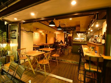 木のぬくもりをいかした店内