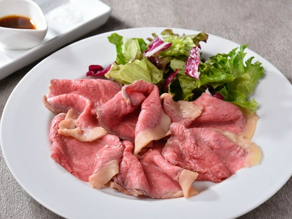  岩手県産吊るし熟成短角牛の特製ローストビーフ