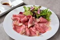 TVでも度々紹介される当店の看板料理。目黒区では当店でしか食べることのできない、旨味たっぷりのお肉の味をお試しください