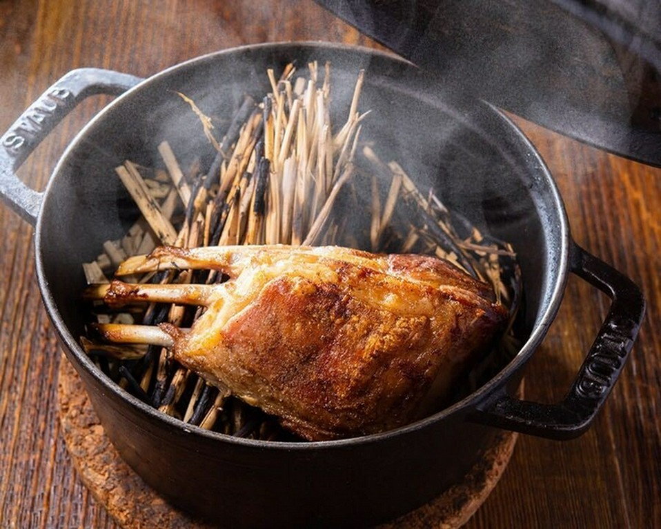 骨付き仔羊のダッチオーブン焼き　藁の燻製仕上げ