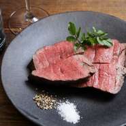 名物！熟成短角牛の塊肉炭火焼きなど中目黒グリルの醍醐味を存分に楽しめるプレミアムコース。お料理のみの場合は6200円