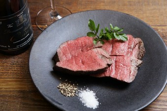 吊るし熟成短角牛の炭火焼が味わえる2時間飲み放題付き