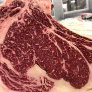 昔ながらの「枯らし」と呼ばれる手法で、まだ旨みが十分に乗っていない水分量の多いお肉を、程よく干し、タンパク質がアミノ酸に分解され「旨みが増した頃合い」に食べてもらうという、お肉自身が持っている「酵素の力を最大限に引き出した熟成方法」です。