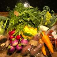 『サスティナブルな社会』
それは「持続可能な社会」のこと。地球環境を壊さず、資源も使いすぎず。
未来の世代も美しい地球で平和に豊かに、ずっと生活をし続けている。
そんな世界を「中目黒グリル」は『食』を通じて応援しています。