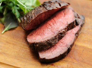 肉の旨味を堪能できる『熟成短角牛　塊肉の炭火焼』