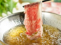 北海道産昆布、カツオから取った琥珀色のスープでＡ５ランク和牛を堪能する『八馬謹製金のだししゃぶ』肉そのものの旨みを存分に引き出す最高級な味わいです。