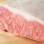 牛肉は宮崎産黒毛和牛のA5ランクのもの、鮮魚は千葉を中心に朝獲れの新鮮なもの、野菜は「野菜王国」群馬県の旬のものを取り寄せています。食材自体のもつ美味しさを引き出すことが料理の基本だと思っています。