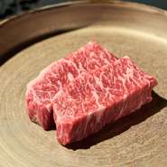 A5ランクの和牛の中から、さらにこだわり買い付けるお肉。高級なお肉をリーズナブルに楽しんでほしいという心意気を感じられるお店です。鮮度も味わいも逃がさない、絶妙な焼き具合でどうぞ。（イメージ写真です。）