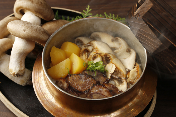 【雅式套餐】包含炙烤日本黑毛牛肉鞑靼、珍稀食材拼盘、时令盖饭等8道菜。【欢迎宴/告别宴】