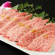 鹿児島産A5ランクの最高級和牛を使用しています。一頭からわずか2kg程度しかとれない希少な部位ミスジは、美しいサシととろける食感が絶品です。よそでは真似できないようなお得な価格でご堪能いただけます。
