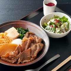 ランチの神戸すきやき丼セットをほおばりながら、充実の女子会