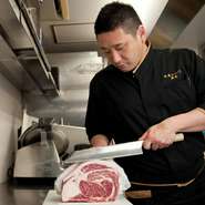上質のお肉を料理人が焼き加減まで気を配りながら、丁寧にカット。ランチ、ディナーで堪能できます。