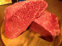 日替わりの和牛グリルを2種類、和牛ならではの、美味しい脂、赤身肉、食感味わって下さい。
鬼おろし、わさび、醤油、岩塩、ポン酢お好みに合わせお召し上がりください。