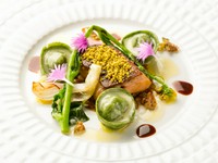 『イタリア産ウサギのモモ肉と香味野菜を詰めたホウレン草のトルテッリ』