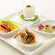 季節ごとにこだわった野菜や、コラーゲンたっぷりな食材を使った前菜盛り合わせ。幸せを感じる味わいです。