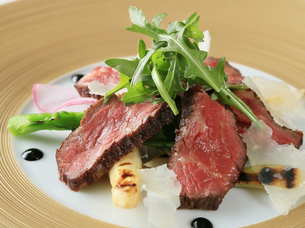 まろやかな口どけが特徴の『霜降り馬肉の温製カルパッチョ』