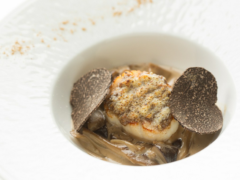 『ホタテ貝のグラティネ セップ茸のクリームソース』　～ディナーコースの一品～