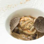 ホタテ貝はチーズ、さらに贅沢にもセップ茸を刻んでまぶしグラタン風に。