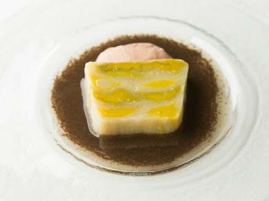 ポロ葱のテリーヌ地鶏のレバームースとトリュフのヴィネグレット　～デギュスタションコースの一品～