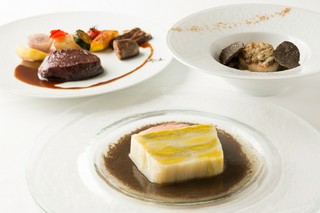 ランチ、ディナーともおまかせのみで旬を提供