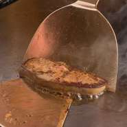 鉄板焼きは目の前で調理するので、ごまかしがきかない料理です。シンプルだからこそ、厳選した食材を使用し、その食材に合った一番美味しい焼き方と、そしてその食材を生かした特製ソースで提供しています。