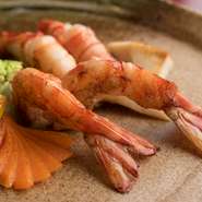 プリプリの食感の才巻海老は、すだち＆塩か、マヨネーズに赤味噌を混ぜた特製のソースでいただきます。
