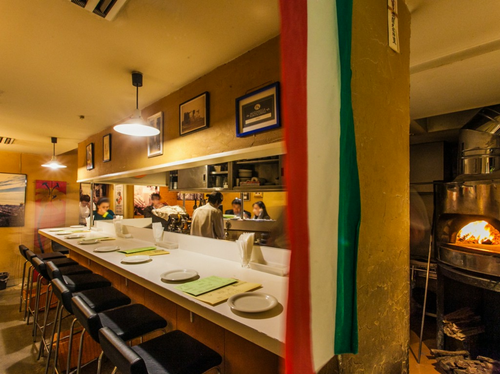ピザ窯を望むカウンターは、焼きたてがすぐに届く特等席