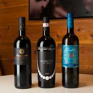 ワインはピザとよく合うイタリア産のみをオンメニュー。ボトル1900円からという手頃な価格も魅力。スパークリングワインや食後酒も各種取り揃えています。