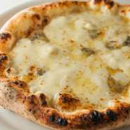モッツァレラ、ゴルゴンゾーラ、カチョガバッロ、パルミジャーノ・レッジャーノの4種類のチーズを使用。