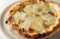 モッツァレラ、ゴルゴンゾーラ、カチョガバッロ、パルミジャーノ・レッジャーノの4種類のチーズを使用。