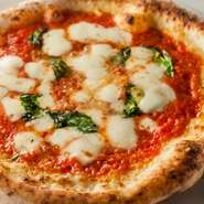 トマトソースとモッツァレラとバジル。ただそれだけのシンプルなピザですが、味わいは深く、上質。トマトソースの酸味とチーズのコク、バジルの風味が絶妙なバランスで旨みを演出します。
