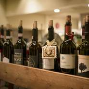 ワインはイタリア産だけに絞り、常時100種類ほどご用意。料理と同様に随時入れ替えられるため、リストには載っていないボトルも多い。価格帯は5000～8000円台が中心。
料理にあわせてペアリングも楽しめる。