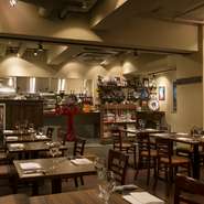 一見シンプルな店内ですが、随所に置かれたイタリアの小物やシェフ自らがデザインする食器、ラギオールのシルバーなど、細部までこだわりが行き届いています。