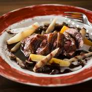 じっくりローストしたシャラン鴨の旨みを、ほろ苦いエスプレッソソースが引き立てます